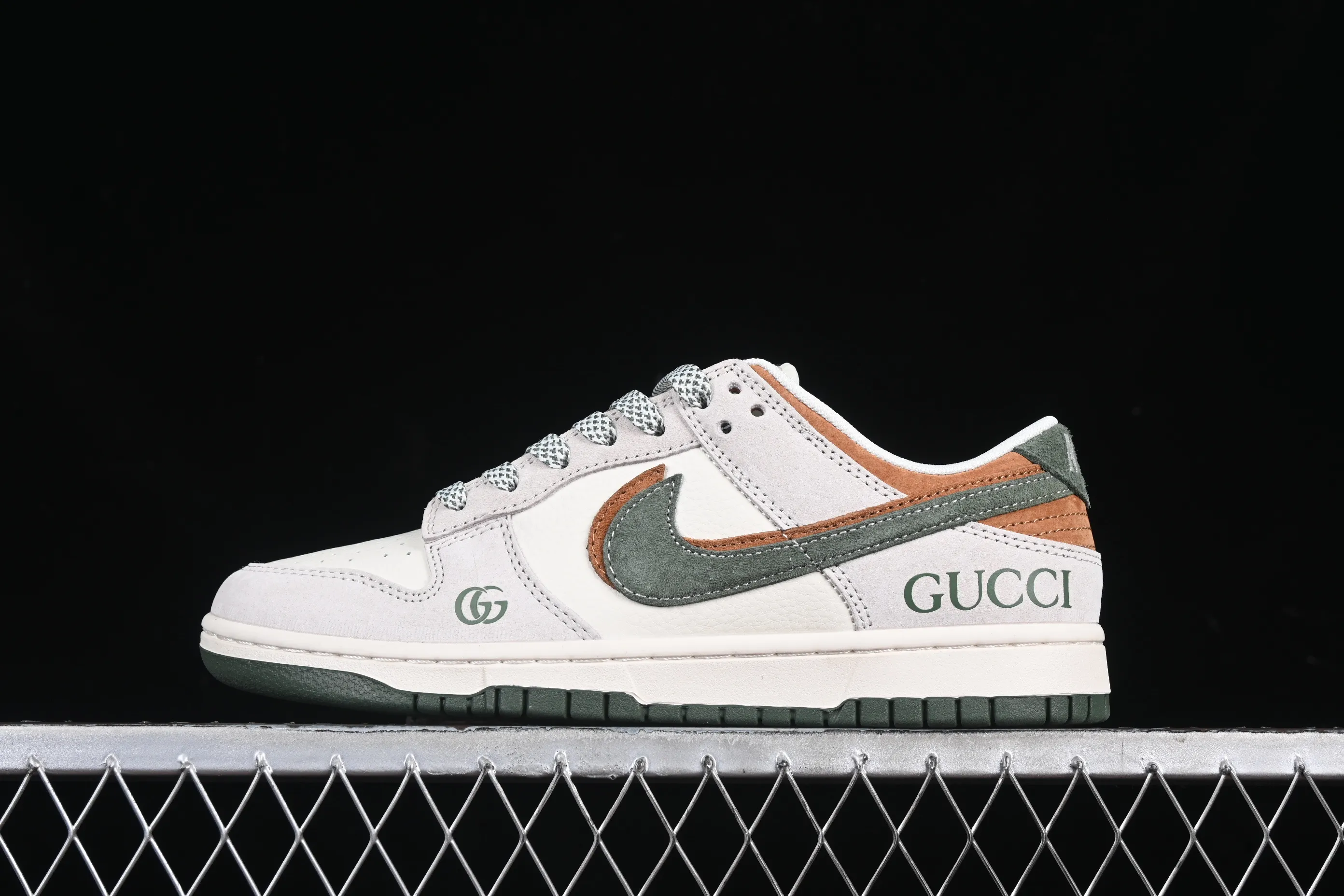 All categories Nk SB Dunk Series Nk SB Dunk Low High-end customized low-top sneakers Nk SB Dunk Low Gucci co-branded Pig Eight Brown Green Hook Anniversary high-end customized low-top casual sneakers DM6868-026